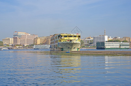 埃及尼罗河上一条大河船图片