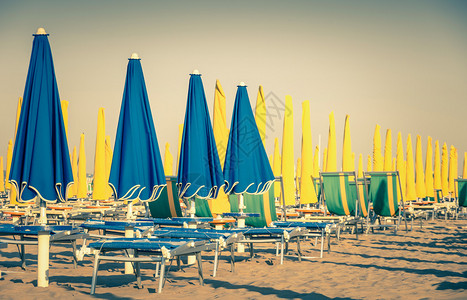 意大利里米尼海滩的雨伞和日光浴床图片