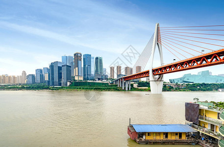 蓝天下重庆近水市区风景图片