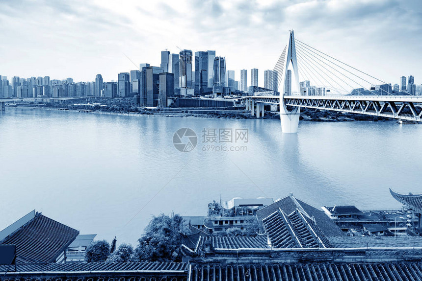 蓝天下重庆近水市区风景图片
