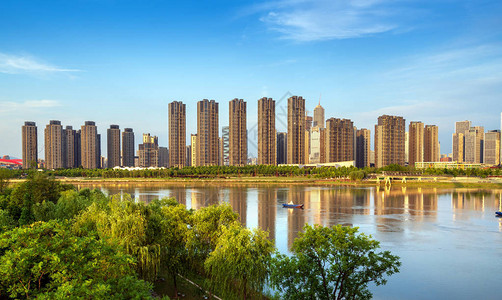 江边的高层建筑南京图片