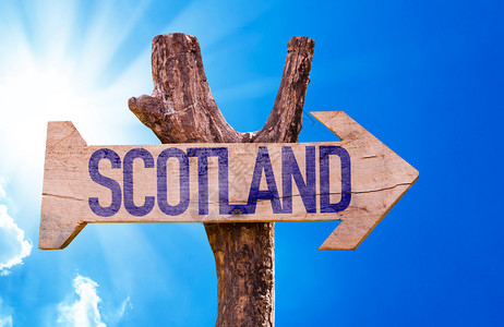 苏格兰木牌与天空背景图片