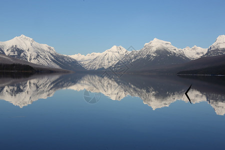 在著名的冰川公园中拍摄的美丽的冬季湖射手图片
