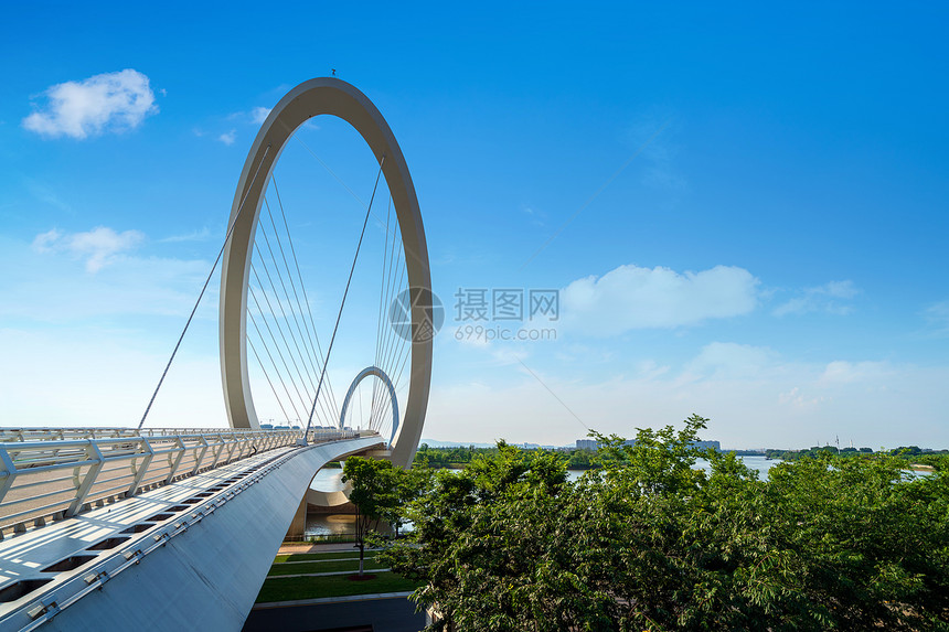 蓝天下的现代桥梁南京图片