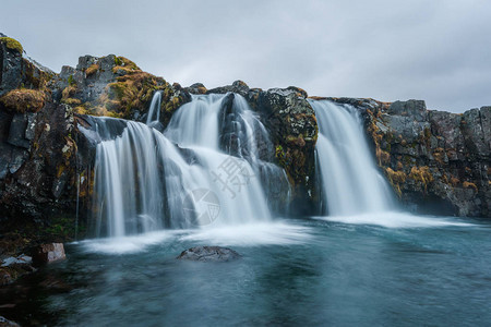 冰岛有瀑布的名山图片