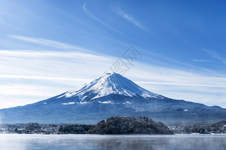 清晨的富士山与河口湖的倒影图片