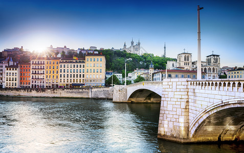 法国里昂市沿圣河和著名的佛图片