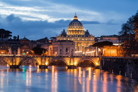 日落后梵蒂冈的圣图片