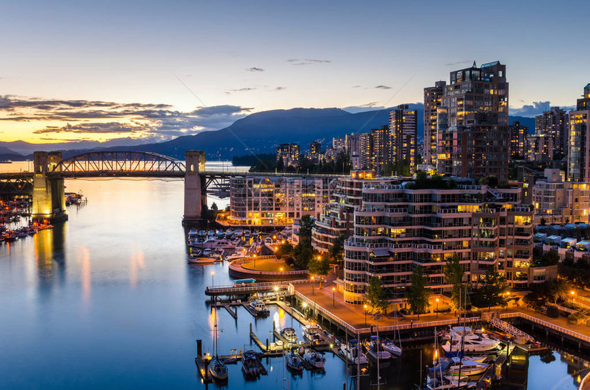 黄昏时分的温哥华海滨和伯拉德桥背景中可以看到英吉利湾和西温哥华的山脉加拿大不列图片