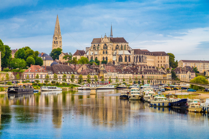 法国勃伦迪市Yonne河的古城Auxer图片