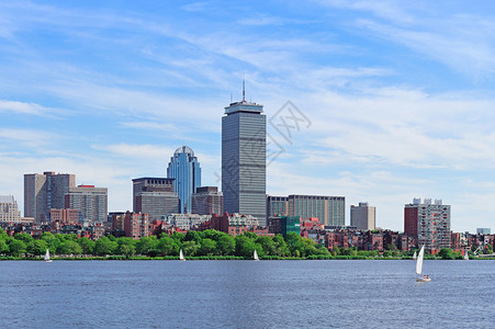 波士顿市的天际线与谨慎塔和城市摩天大楼在查尔图片