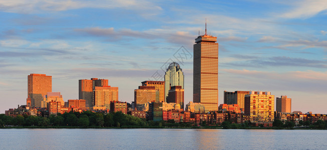 波士顿城市的天线全景与谨慎塔和城市摩天大楼在图片