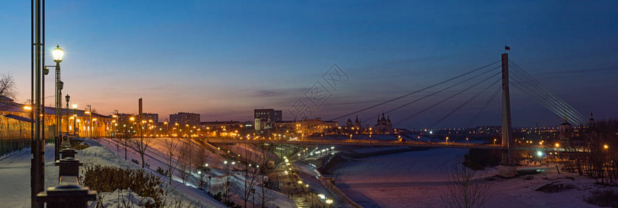 冬季日落后横渡河流的步行桥高清图片