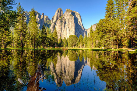 美国加利福尼亚州Yosemite公园的MercedRiver图片