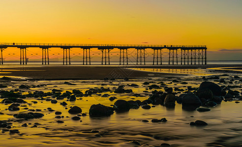 黎明时分在Saltburn海岸的日落高清图片