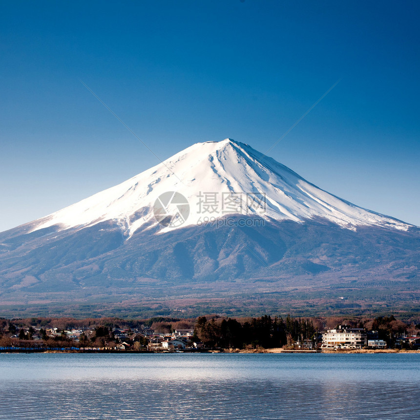 从湖边眺望富士山图片