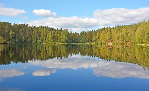 秋季的平静湖面图片