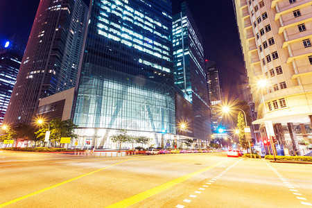 夜晚的现代城市街景图片