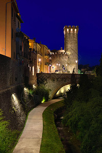 意大利历史名城翁贝蒂德历史中心的景色老城区的夜景用图片
