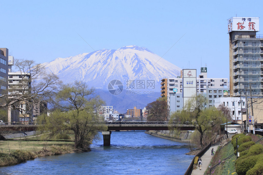 蓝天映衬的岩手山和盛冈市图片