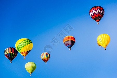 热空气球使蓝色清晨天空亮展示的颜色比图片