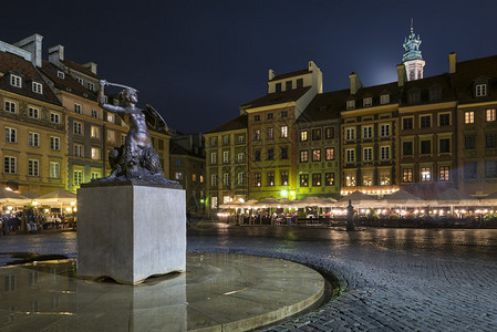 波兰华沙旧城广场的华沙美人鱼纪念碑夜图片