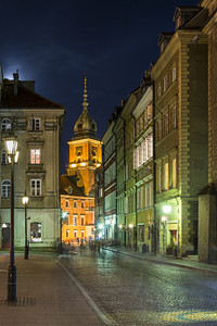 波兰华沙从老城到皇宫的夜景图片