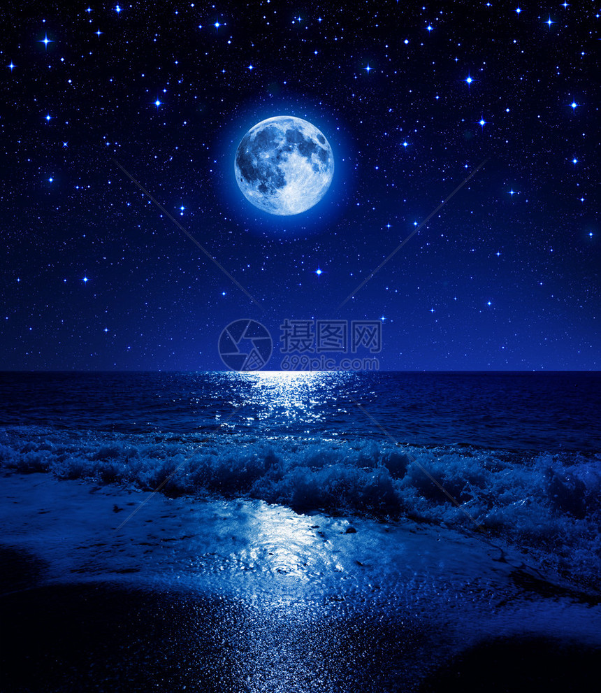 海滩上星空中的超级月亮图片