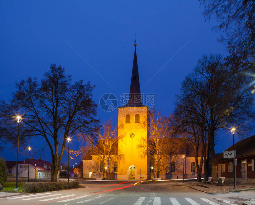 爱沙尼亚帕耶的夜间照亮路德教堂典型波图片