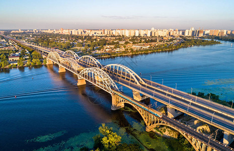 基辅城市电动火车通过达尼西亚大桥穿越第尼珀河的空中观察图片