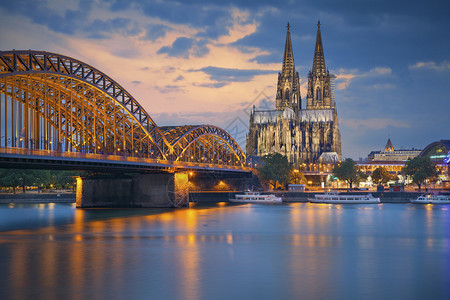 科隆与科隆大教堂及Hohenzolren桥的相图片