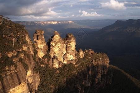 澳洲蓝山三姐妹会的岩层形成在下午晚太阳照背景图片