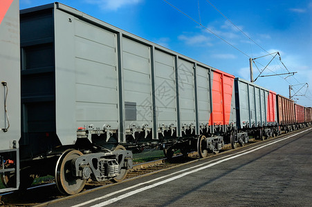 蓝天运输货物的车厢列车图片