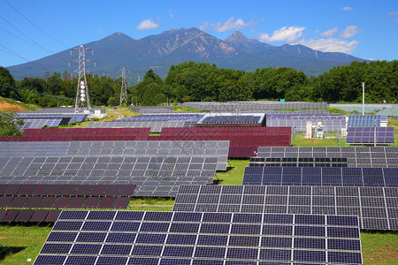 日本的光伏电站和山背景图片
