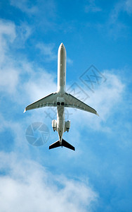 从下面看到的蓝天上的飞机背景图片