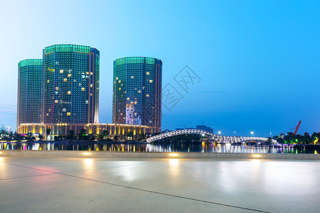 位于杭州西湖文化广场的现代抽象办公大楼图片