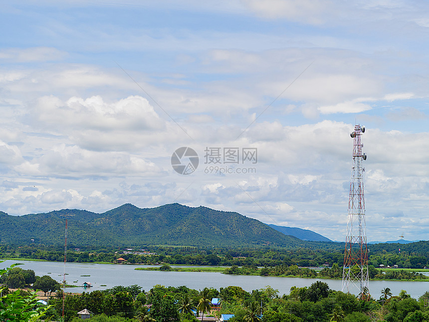 电信塔天线背景是天空图片