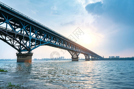 南京长江大桥是设计建造的长江上第一座桥梁图片