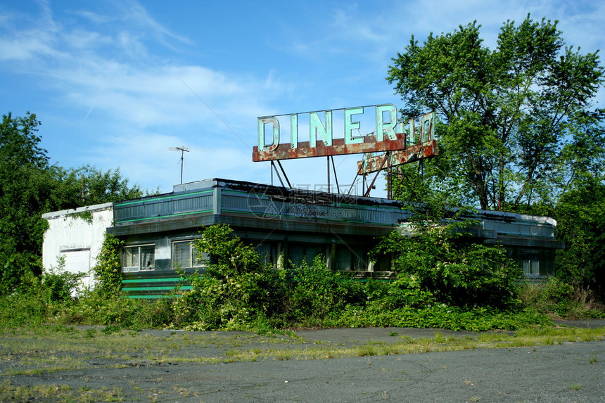 一个废弃的路边老餐馆图片
