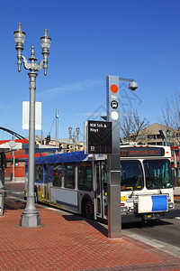 波特兰OR市中心的一个城市公交车图片