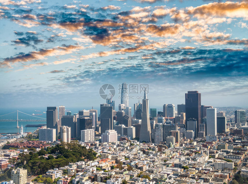 从CA的直升机上看到旧金山市中心天图片