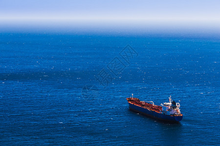 在蓝色海洋中空集装箱货船背景图片