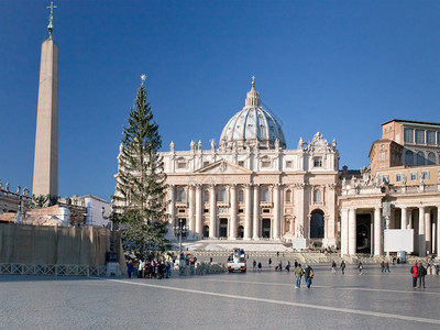 圣彼得大教堂与埃及方尖碑和圣诞树的视图图片