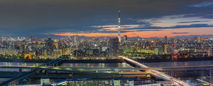 东京城市景观与东京天空树地标图片