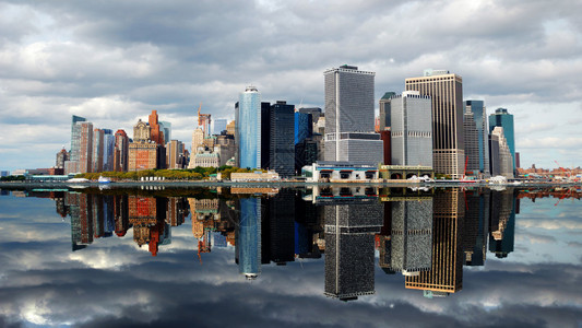 纽约市曼哈顿市中心天线上面有摩天大楼在蓝色的高清图片素材