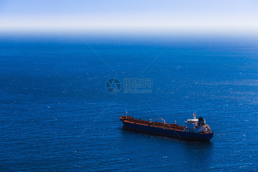 蓝色海中的集装箱货船图片