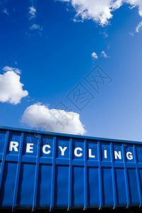 蓝色天空回收容器在图片