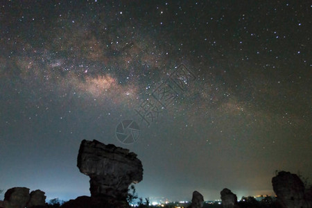 泰国黑夜银河系增益的柔焦模糊长曝光照片图片