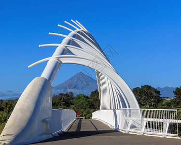 MtTaranaki火山和桥梁图片