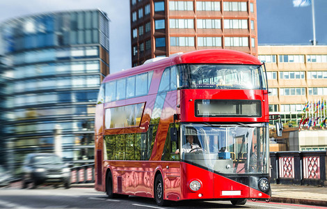 伦敦兰贝斯桥上的双层巴士图片